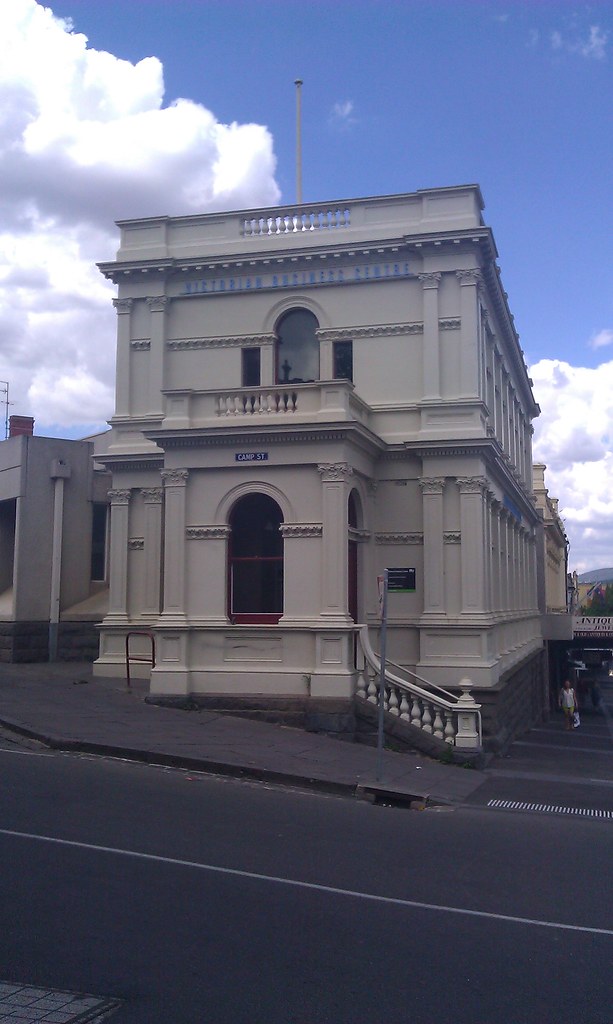 Ballarat investors watch key indicators as Telstra outage, housing dip reshape market conditions